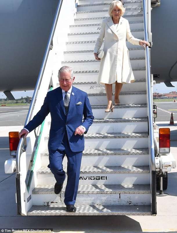 carlo e camilla atterrano a roma