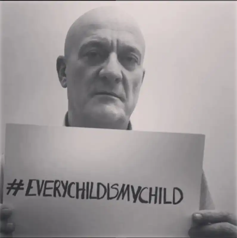 claudio bisio   campagna contro la guerra in siria  1