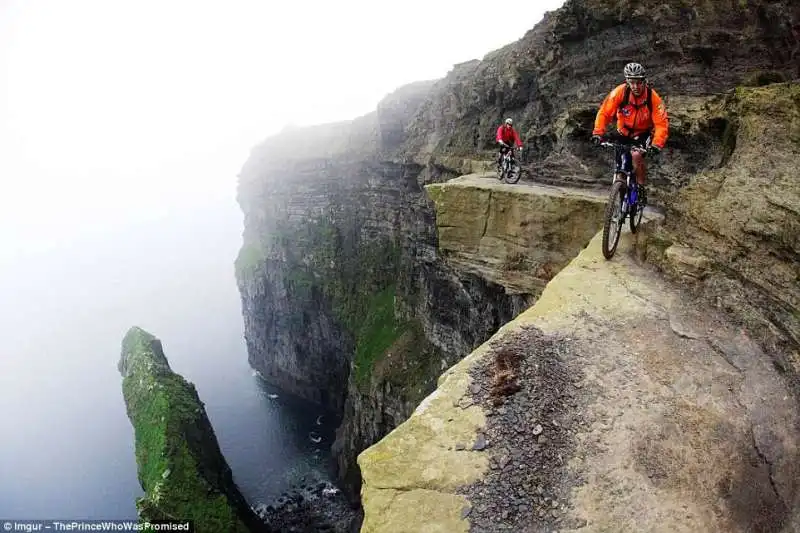 cliffs of moher in irlanda