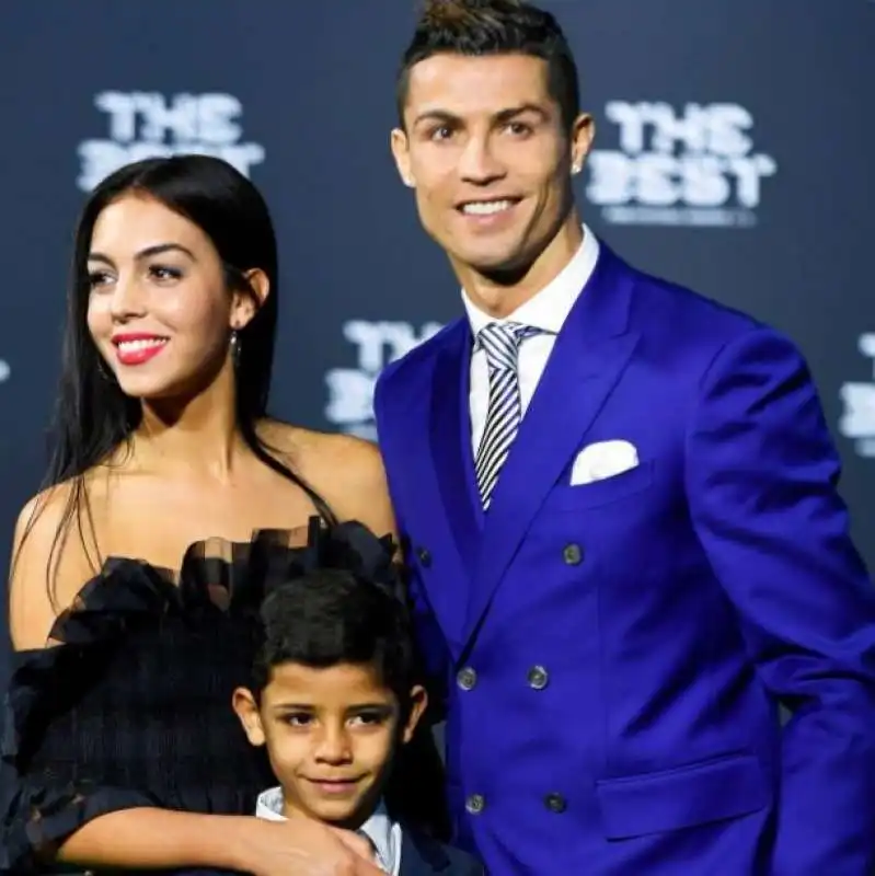 cristiano ronaldo con la presunta fidanzata georgina e il figlio cristiano jr