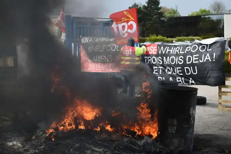 emmanuel macron incontra i lavoratori della whirlpool ad amiens 2