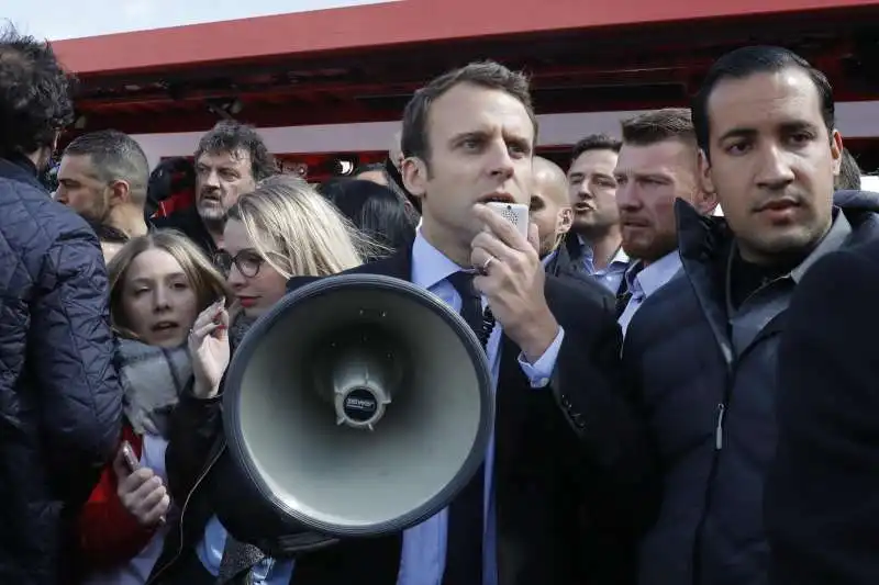 emmanuel macron incontra i lavoratori della whirlpool ad amiens 3