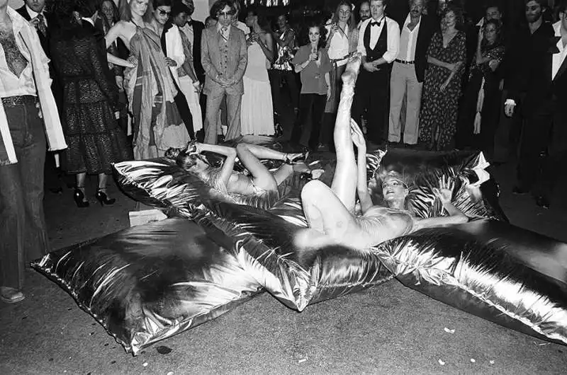 festa di capodanno allo studio 54, era il 31 dicembre 1977. new york city.