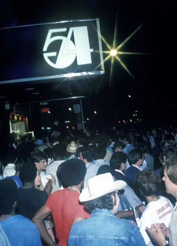 gente in fila per entrare allo studio 54   1978