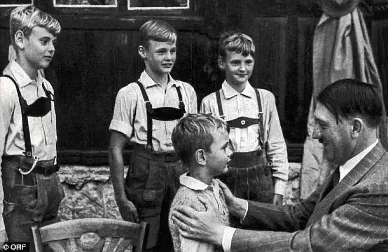 hitler con i bimbi di berghof 