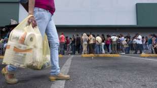 in fila per fare la spesa