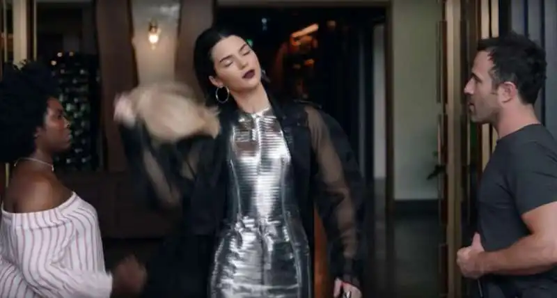 kendall jenner si toglie la parrucca pepsi