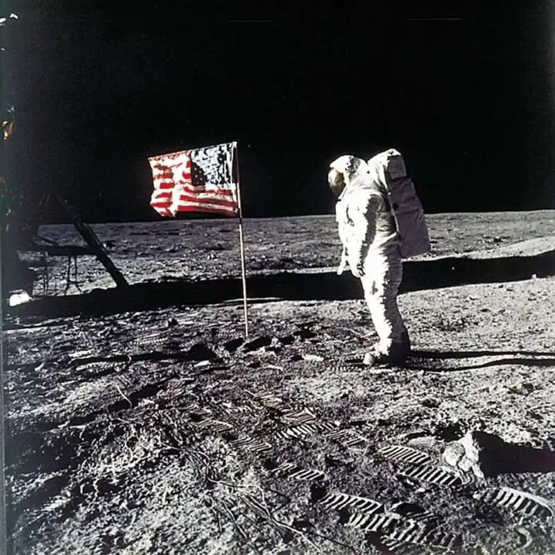 la bandiera americana piantata sulla luna