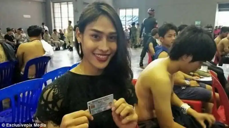 ladyboy schedata al servizio militare