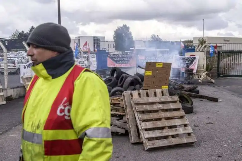 macron fischiato ad amiens