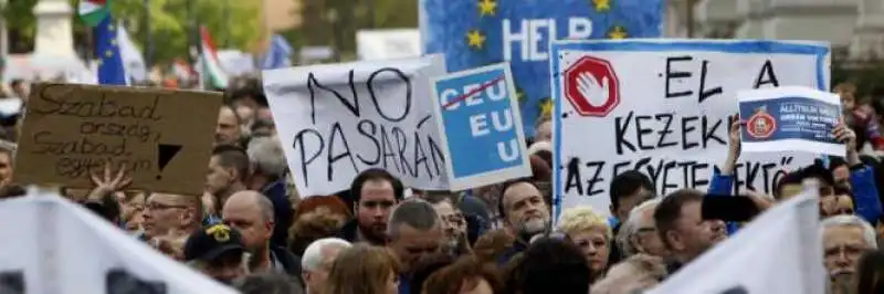 manifestazione soros contro orban