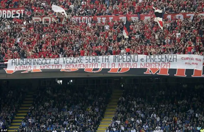 manifesti dei milanisti danno il benvenuto ai nuovi padroni intermilan 2017 