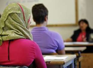 RAGAZZA MUSULMANA CON IL VELO A SCUOLA