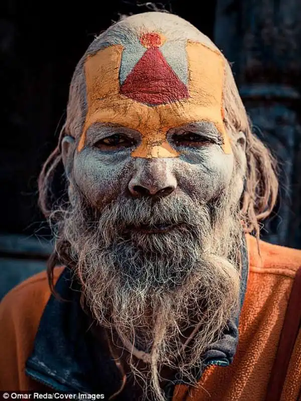 sadhu rituale della pittura sul viso