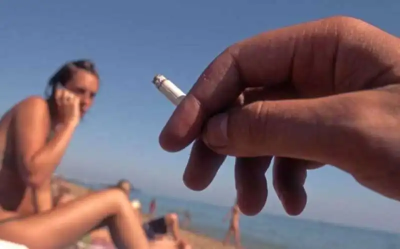 SIGARETTA IN SPIAGGIA