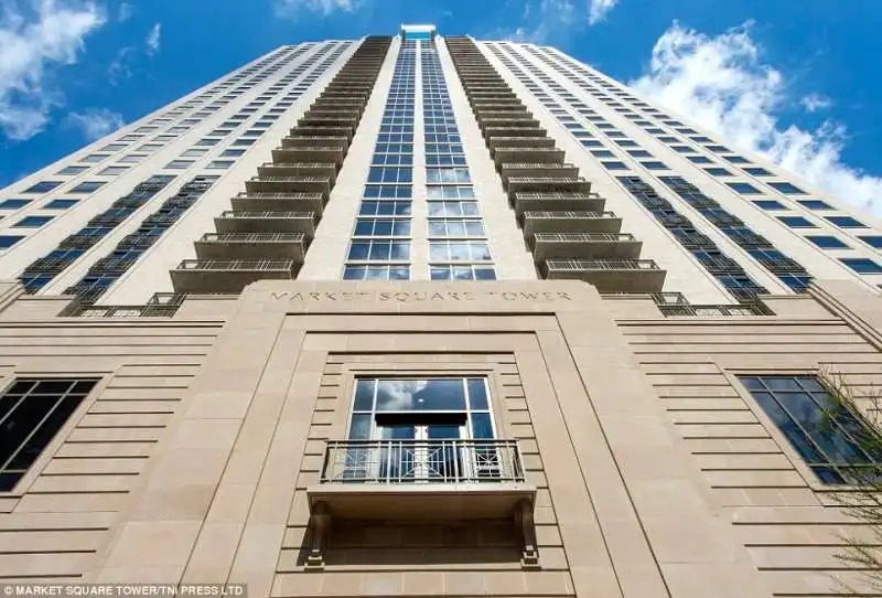 sky pool al market square tower di houston       