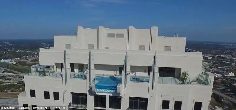 sky pool al market square tower di houston      