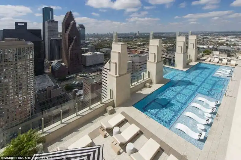 sky pool al market square tower di houston     