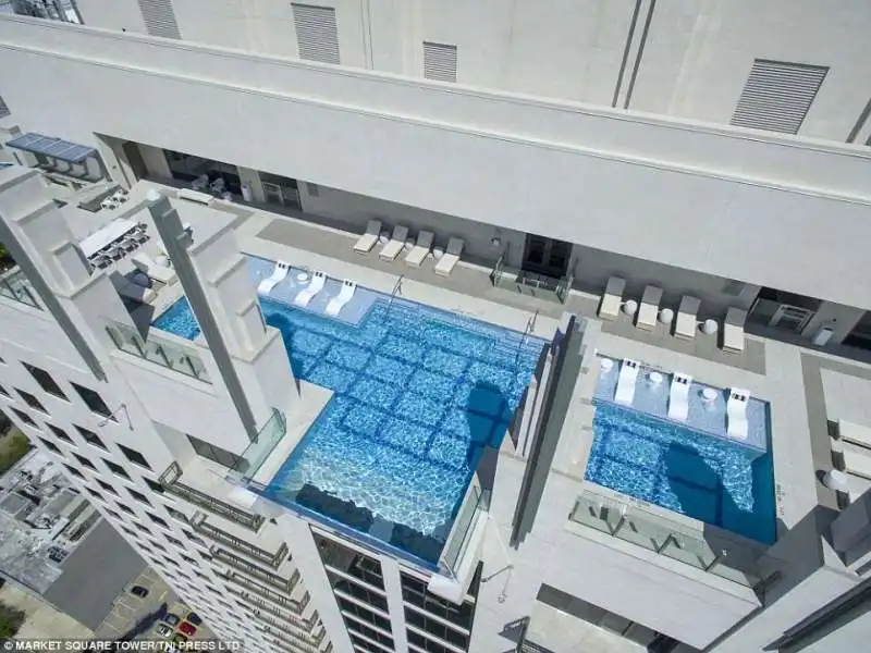 sky pool al market square tower di houston  