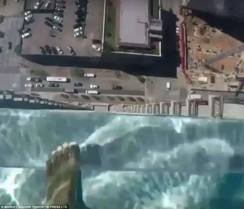 sky pool al market square tower di houston 