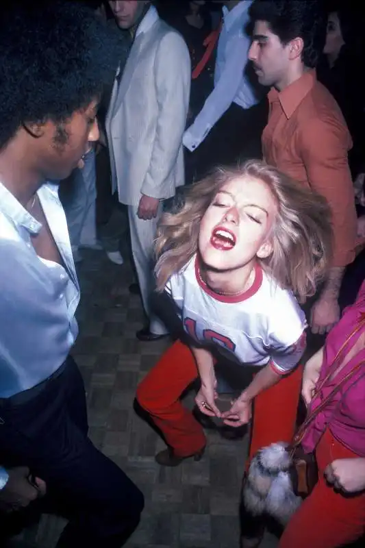 una ragazza balla allo studio 54