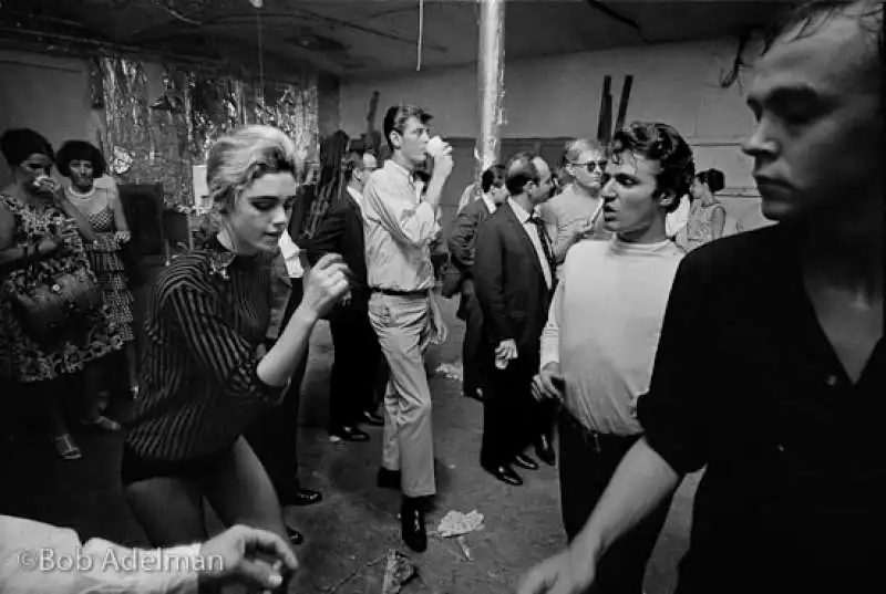 UNDERGROUND PARTY DI ANDY WARHOL