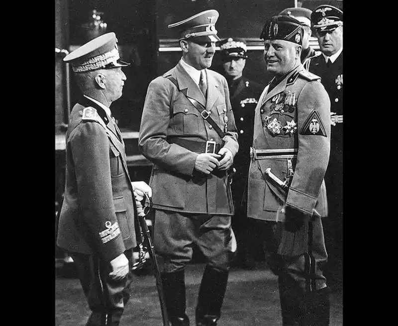 adolf hitler con il re vittorio emanuele iii e benito mussolini