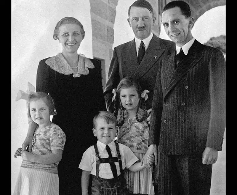 adolf hitler con la famiglia goebbels