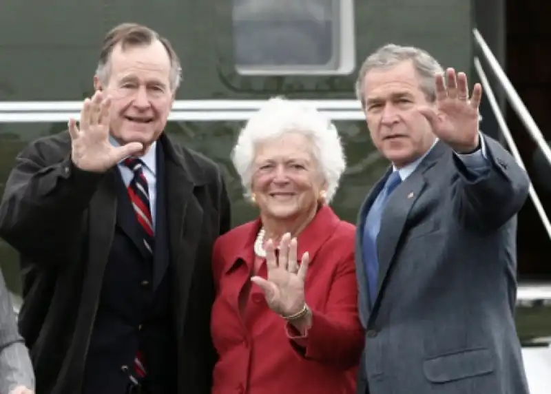 barbara bush col marito e il figlio george w.