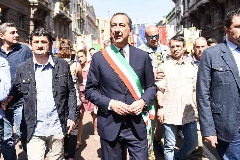 beppe sala al corteo per il 25 aprile