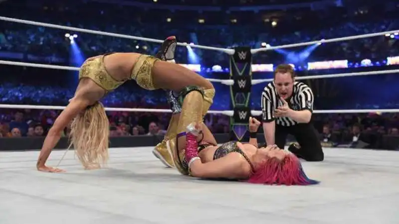 charlotte flair sottomette asuka  