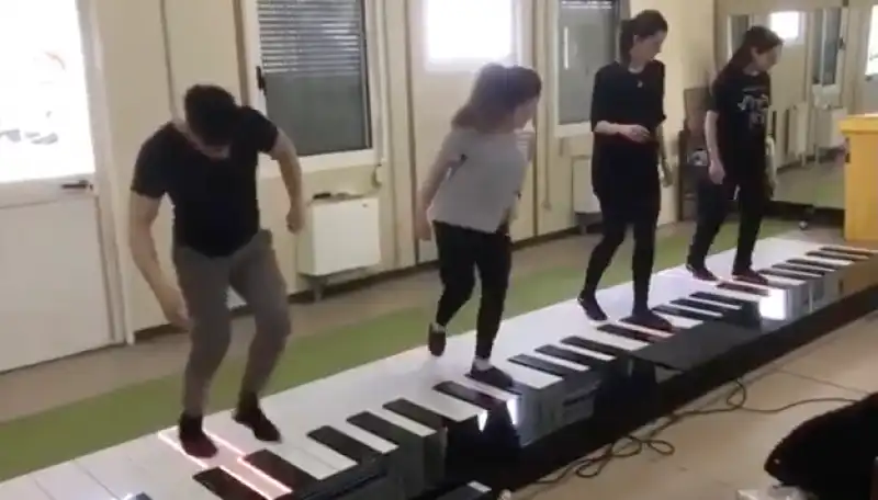 DESPACITO PIANO GIGANTE 1