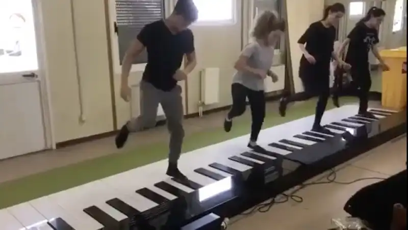 DESPACITO PIANO GIGANTE