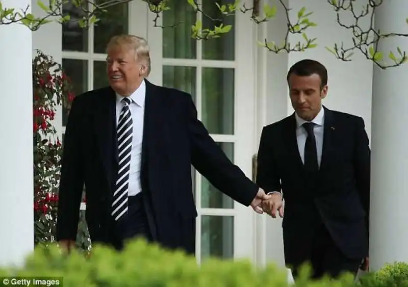 donald trump ed emmanuel macron per mano alla casa bianca