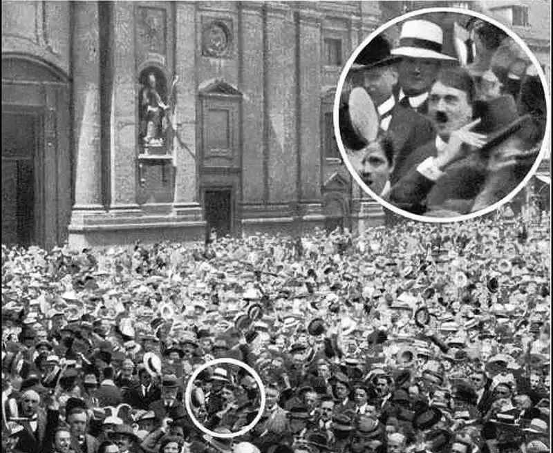 hitler nella folla, nel 1914