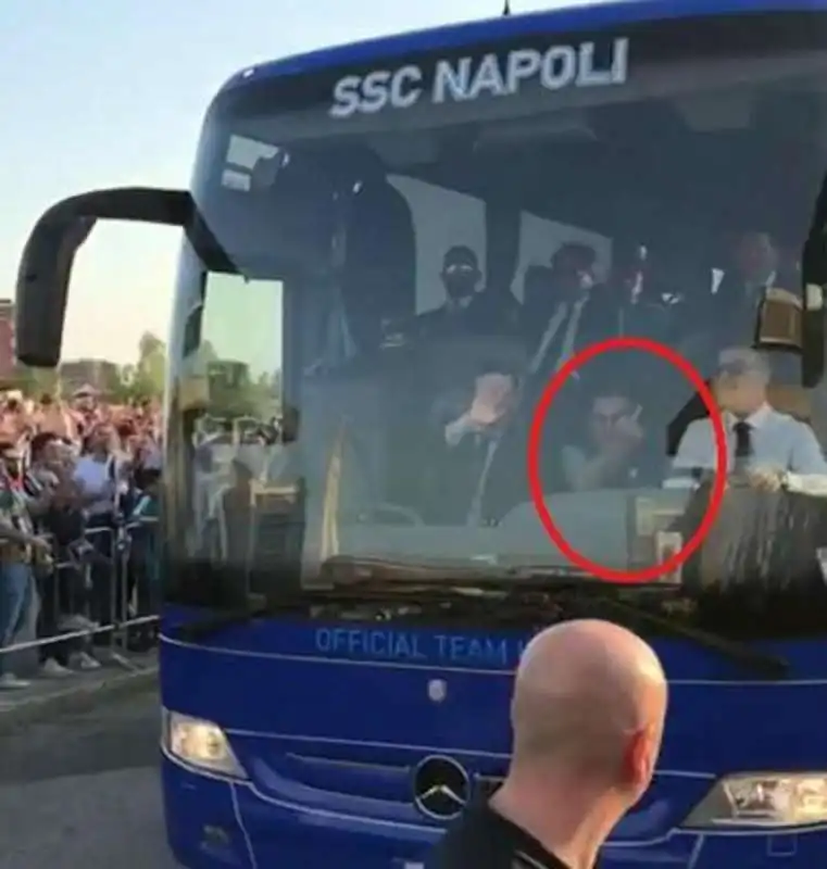 IL DITO MEDIO DI MAURIZIO SARRI AI TIFOSI DELLA JUVENTUS