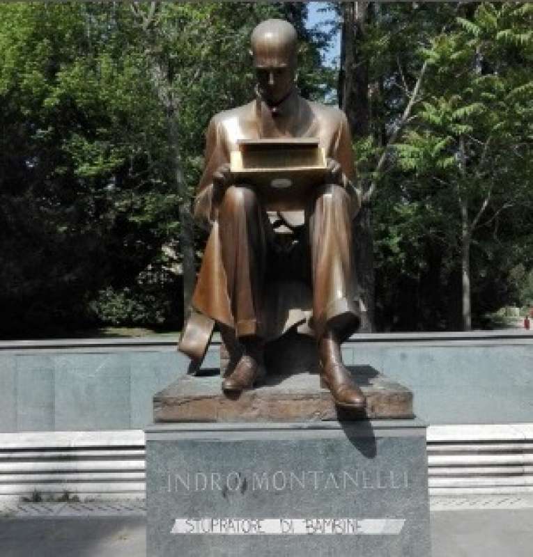 IMBRATTATA LA STATUA DEDICATA A INDRO MONTANELLI