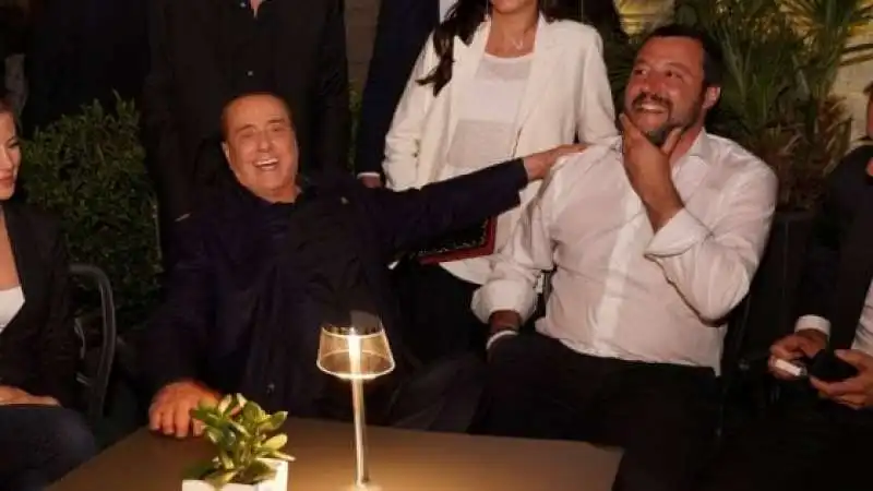 incontro in un bar di Trieste tra Berlusconi e Salvini 