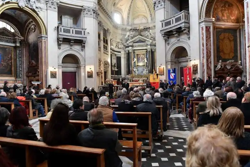 interno della chiesa degli artisti la basilica di santa maria in montesanto (1)