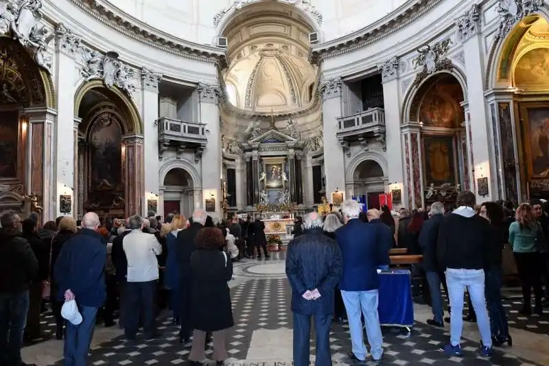 interno della chiesa degli artisti la basilica di santa maria in montesanto (2)