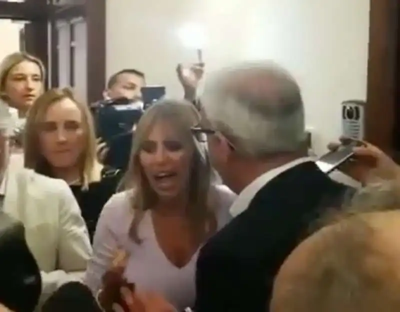 LA DISCUSSIONE TRA ALESSANDRA MUSSOLINI E IL SINDACO DI MACERATA
