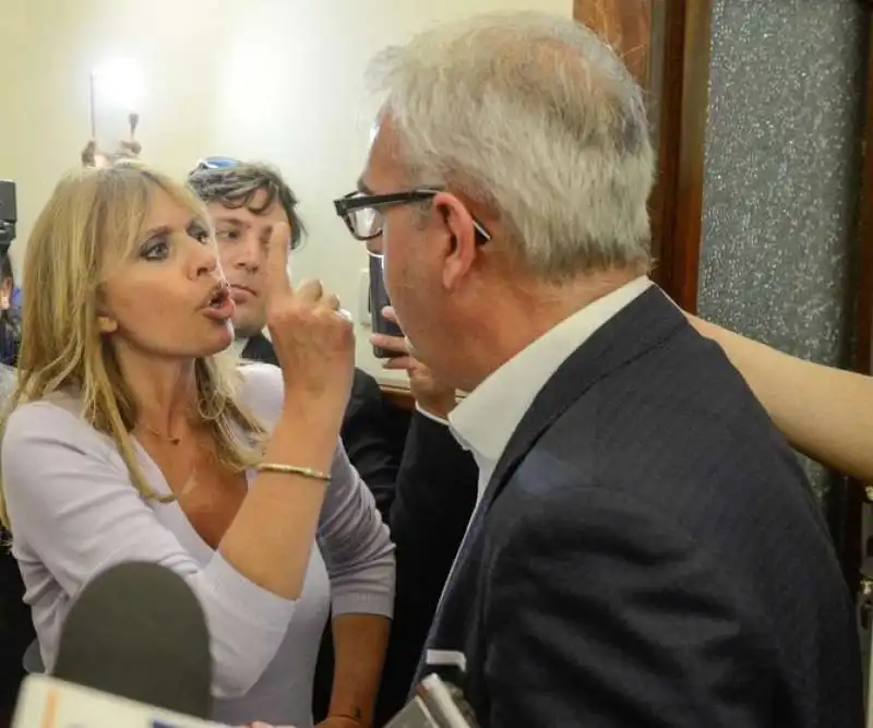 LA DISCUSSIONE TRA ALESSANDRA MUSSOLINI E IL SINDACO DI MACERATA
