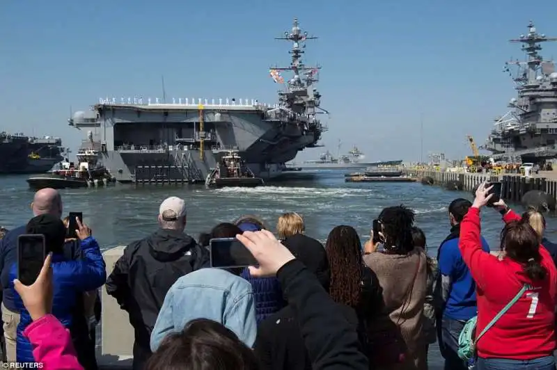 la partenza della uss harry truman dalla base di norfolk