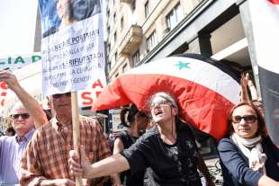 manifestanti pro palestina a milano il 25 aprile