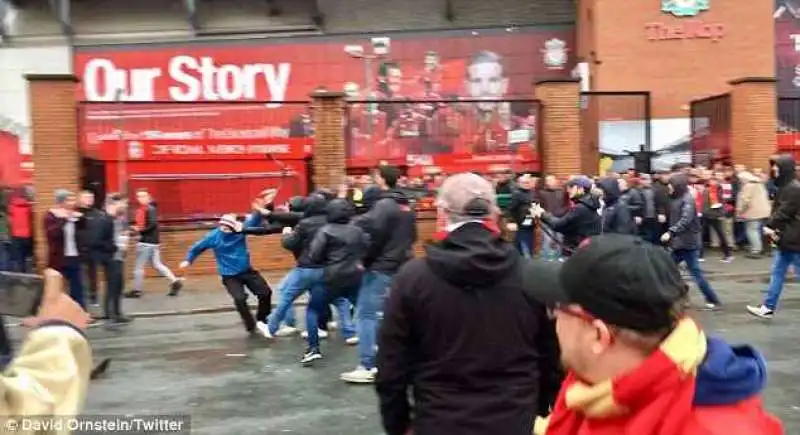 scontri tifosi liverpool roma