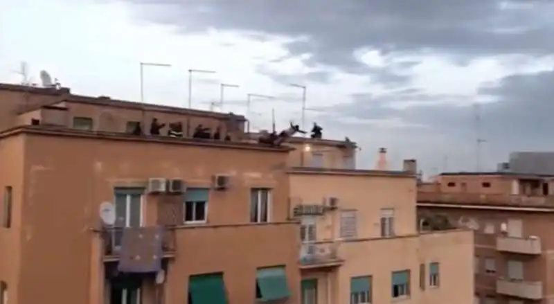 uomo tenta il suicidio a roma 2