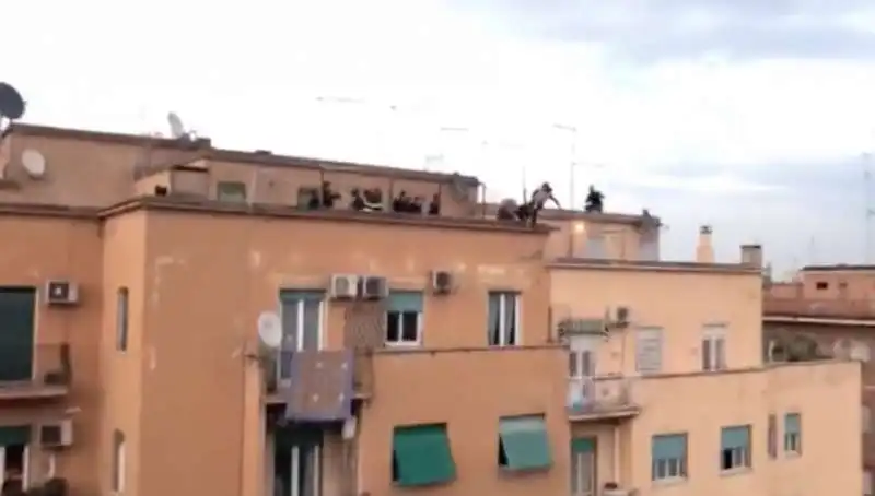 uomo tenta il suicidio a roma 3