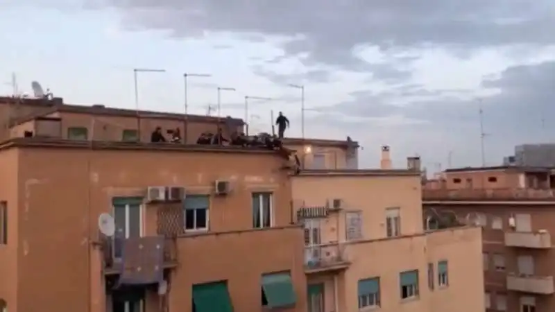 uomo tenta il suicidio a roma 4