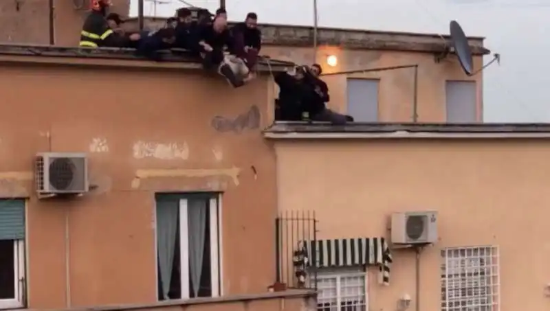 uomo tenta il suicidio a roma 5