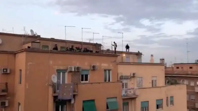 uomo tenta il suicidio a roma 7